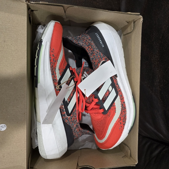 adidas Men's UltraBOOST Lightweight Knit Running Shoes Size 9 - Picture 2 of 7